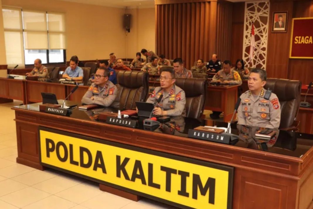 Kapolda Kaltim Irjen Pol Drs Imam Sugianto MSi mengikuti rapat anev situasi kamtibmas terkini melalui video conference yang dilaksanakan Pusdalsis Mabes Polri, dipimpin Kapolri Jenderal Polisi Listyo Sigit Prabowo di Ruang Rupatama Mapolda Kaltim.