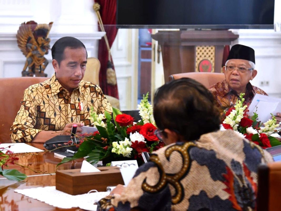 Presiden RI Ir H Joko Widodo memimpin rapat terbatas bersama jajarannya di Istana Merdeka, Jakarta.