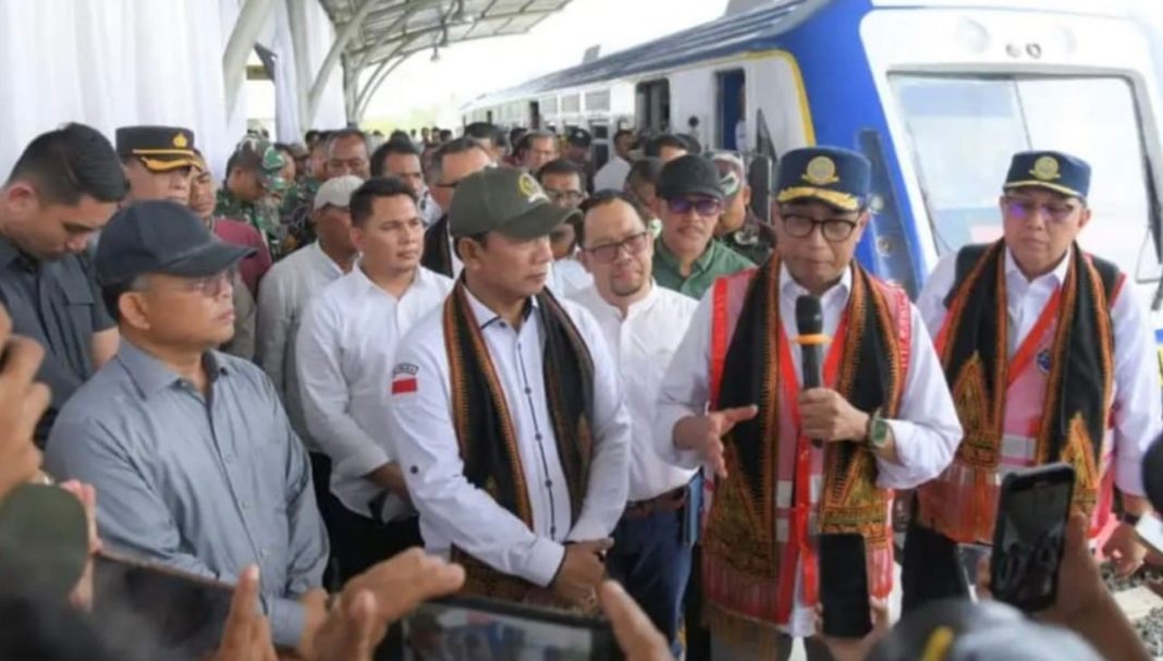 Menhub RI Budi Karya Sumadi beserta rombongan didampingi anggota Komisi V DPR RI H Ruslan M Daud meninjau stasiun kereta api di Kuta Blang, Bireun, Kota Aceh.