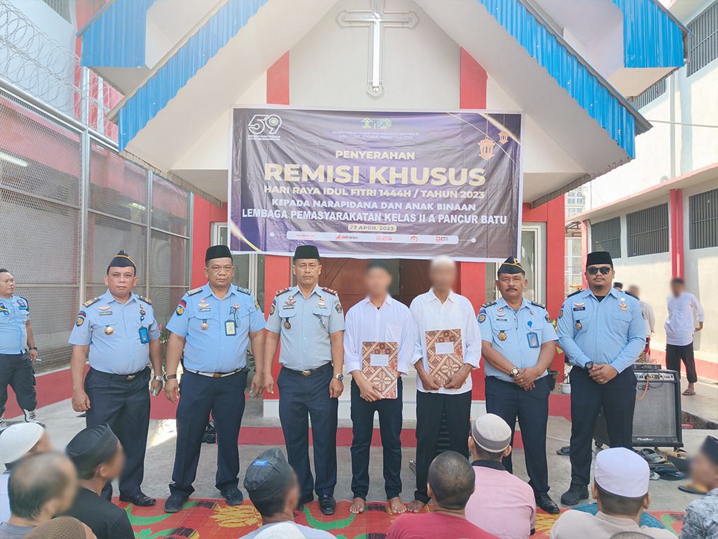 Kepala Lapas Kelas IIA Pancurbatu Haposan Silalahi AmdIP SSos foto bersama dengan lainnya usai pemberian remisi khusus bagi WBP di depan Mesjid At-Taubah Lapas Pancurbatu.