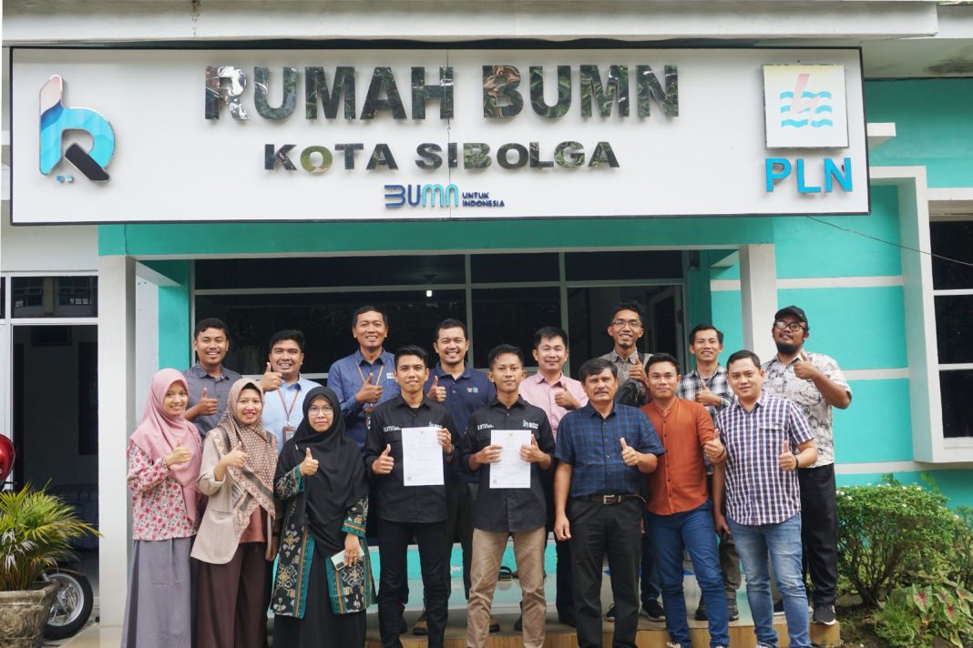 PLN Peduli dan Rumah BUMN Sibolga berhasil mengantongi 12 sertifikat halal dari BPJPH secara gratis dan pengelola UMKM foto bersama.