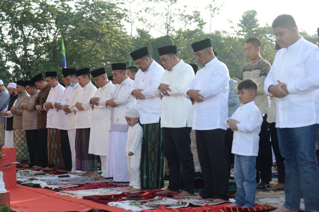 Gubernur Sumut Edy Rahmayadi bersama Wali Kota Medan Bobby Nasution dan Forkopimda Sumut, serta ribuan masyarakat melaksanakan Salat Idul Fitri 1444 H di Taman Pramuka Cadika, Kecamatan Medan Johor, Kota Medan.