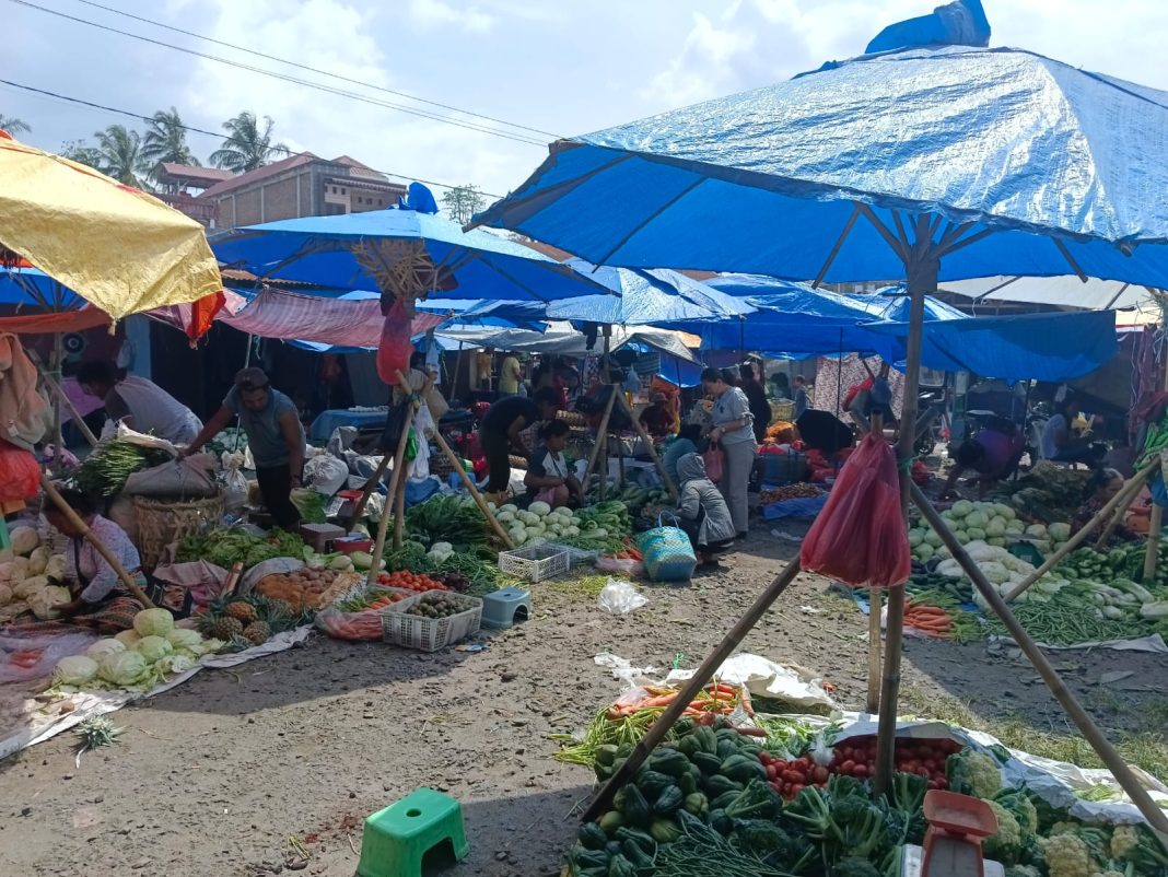 H+3 Lebaran, pengunjung Pasar Pekan Buah Tigabinanga, Kecamatan Tigabinanga, Kabupaten Karo, sepi pembeli.