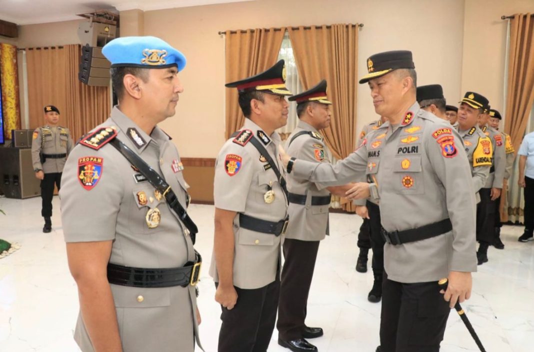 Kapolda Kaltim Irjen Pol Drs Imam Sugianto MSi melaksanakan kegiatan upacara sertijab pejabat utama Polda Kaltim di Gedung Mahakam Polda Kaltim.