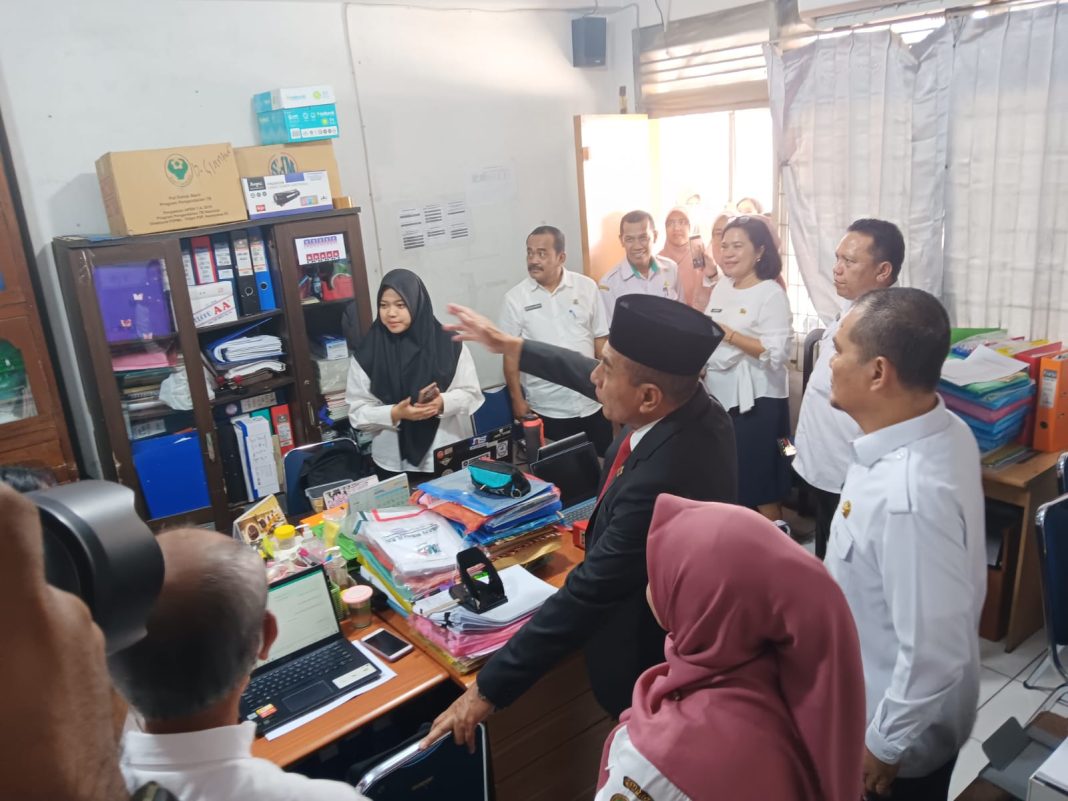 Gubernur Sumut Edy Rahmayadi didampingi Kepala Dinkes Sumut dr Alwi Mujahit Hasibuan MKes dan lainnya saat melakukan sidak ke kantor Dinkes Sumut.