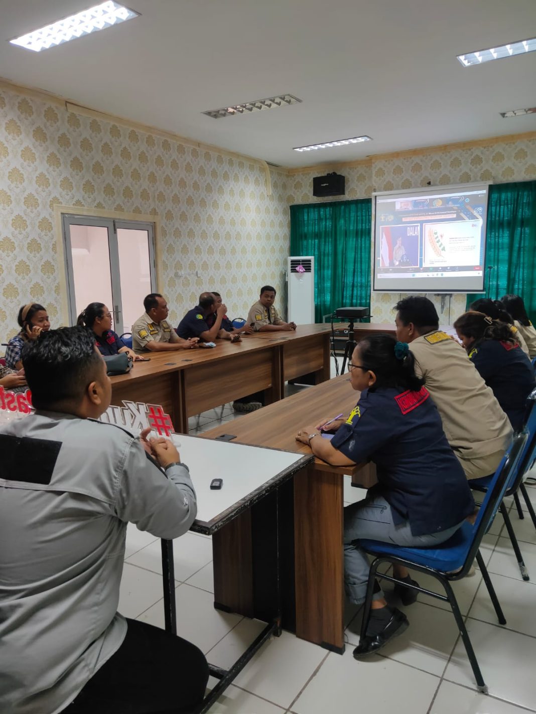 Lapas Kelas IIA Pancurbatu mengikuti simposium nasional menuju paradigma baru pemidanaan di Indonesia, di Aula Lapas Kelas IIA Pancurbatu.