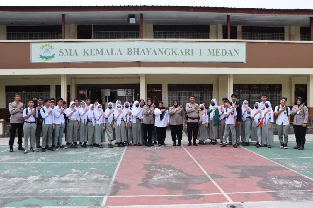 Kabag SDM Polrestabes Medan Kompol Daryani SIK MH foto bersama usai melakukan sosialisasi penerimaan Taruna Akpol, Bintara dan Tamtama 2024 di SMA Kemala Bhayangkari I Medan.