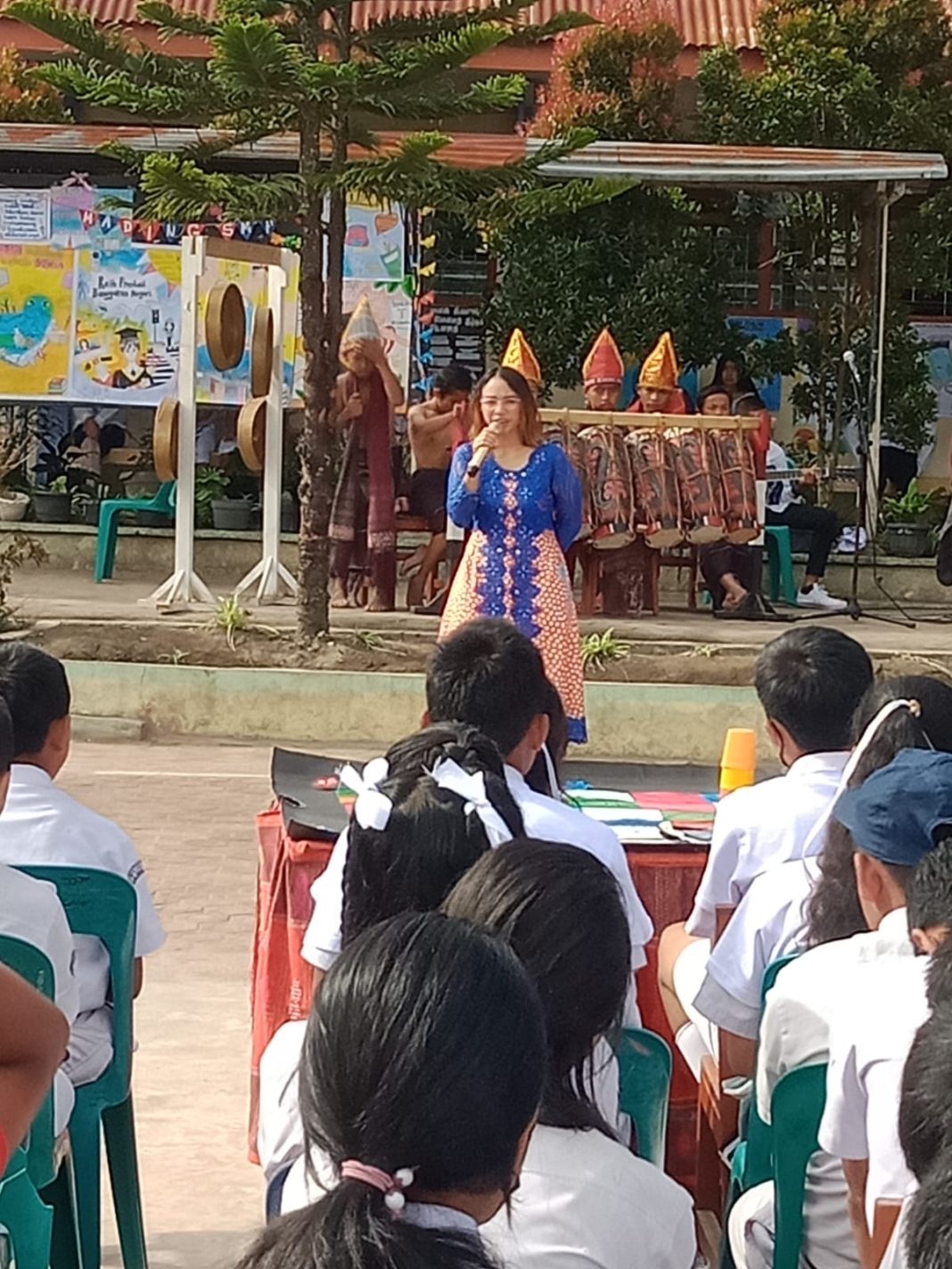 Ketua TP PKK Humbahas, Ny Lidia Kristina Dosmar Banjarnahor saat memberikan motivasi dan semangat belajar bagi siswa-siswi dalam rangka kunker di SMPN 2 Doloksanggul.