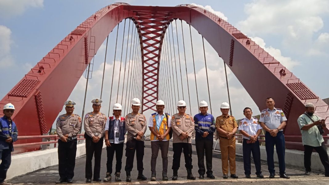 Kapolres Langkat Faisal Rahmat Husein Simatupang foto bersama Kadis Perhubungan Langkat Mulyono usai meninjau kesiapan Jembatan Sei Wampu, Kelurahan Stabat Baru, Kecamatan Stabat.