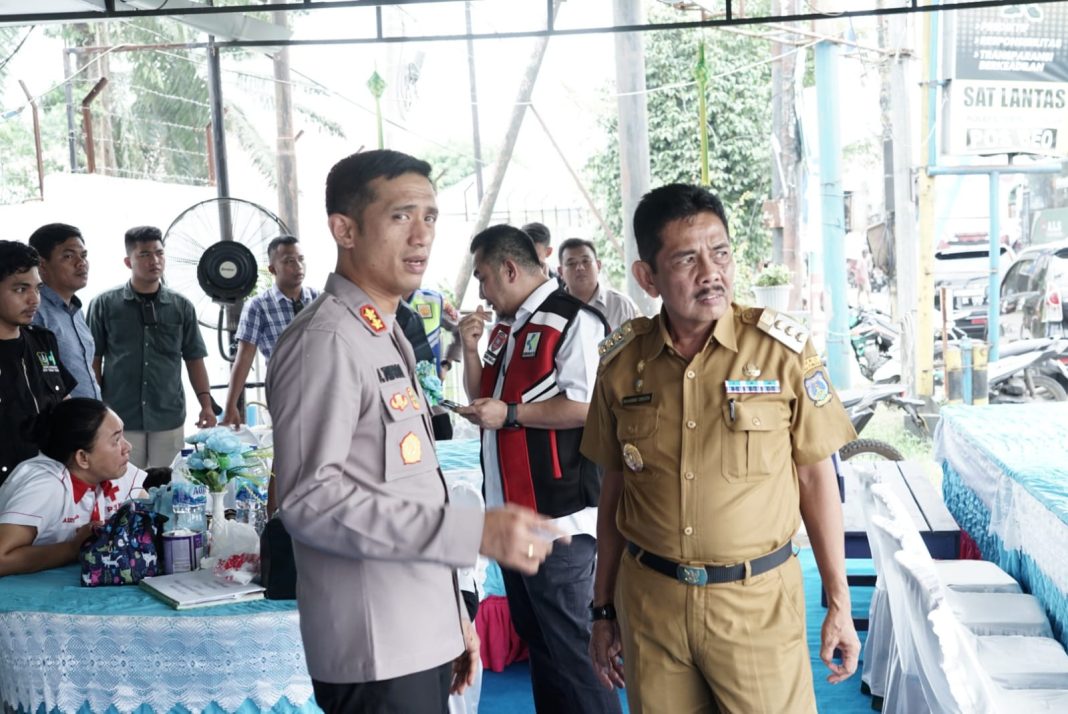 Pj Wali Kota Tebingtinggi Muhammad Dimiyathi SSos MTP bersama Kapolres Tebingtinggi AKBP Andreas Luhut Jaya Tampubolon SIK MKP meninjau kesiapan pengamanan arus mudik Idul Fitri 1444 H di beberapa pos pengamanan dan pos pelayanan terpadu.