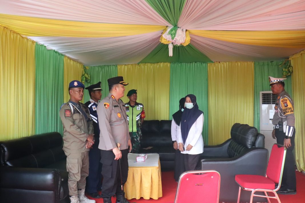 Kapolres Langkat AKBP Faisal Rahmat Husein Simatupang meminta para petugas Posyan Desa Namo Sialang untuk saling bekerjasama dan meningkatkan kewaspadaan.