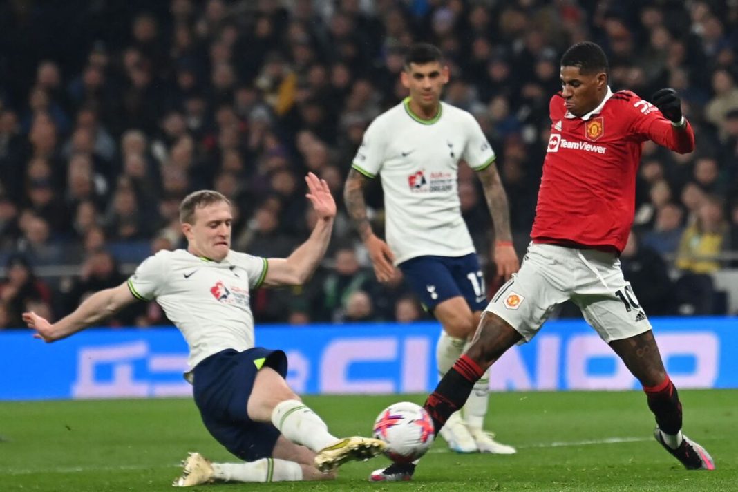 Gelandang Tottenham Hotspur, Oliver Skipp (kiri), menekel striker Manchester United, Marcus Rashford, pada laga Liga Inggris di Stadion Tottenham Hotspur, London.