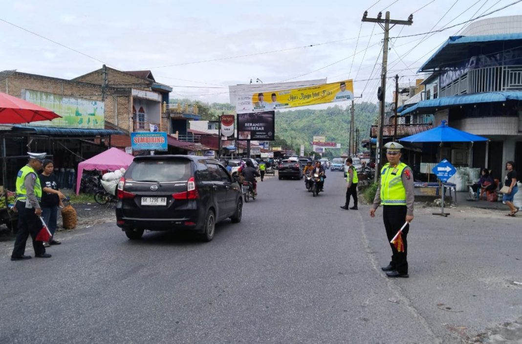 Kasat Lantas Polres Dairi AKP Herliandri bersama tim melakukan urai kendaraan di Pasar Sumbul mengantisipasi macet arus balik libur Idul Fitri 1444 H.