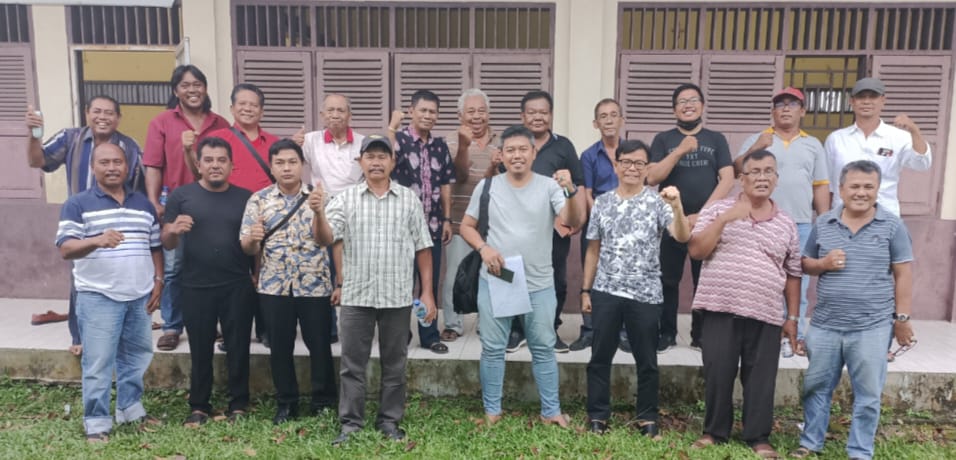 Masyarakat yang tergabung dalam Forum Komunikasi Warga Tanjung Selamat Medan yang menolak rencana pembangunan pabrik Batching/Beton foto bersama anggota DPRD Medan Drs Daniel Pinem.