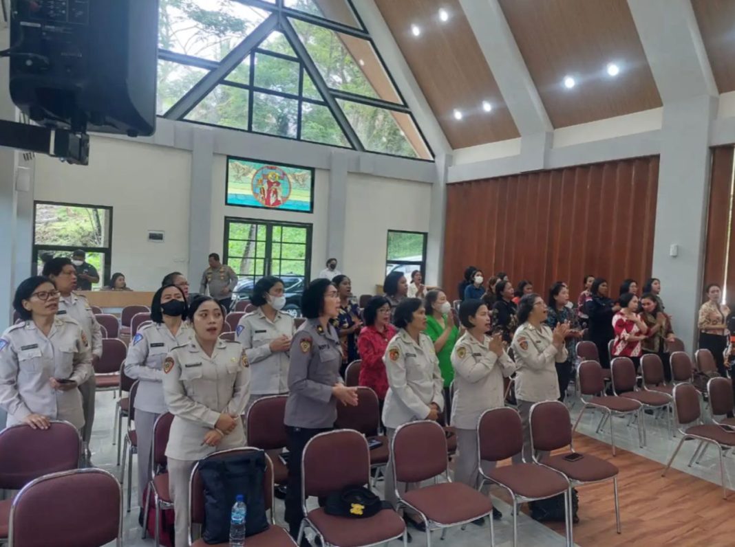 Oikumene Polda Kaltim mengadakan kegiatan training dan coaching motivasi kerja, parenting dan servant leadership di Kapel Amazing Grace Polda Kaltim.