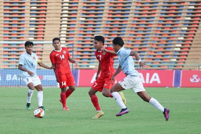 Aksi Marselino Ferdinan kala Timnas Indonesia U-22 duel lawan Myanmar U-22 di laga kedua Grup A sepak bola putra SEA Games 2023 di Olympic Stadium.