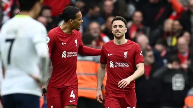 Striker Liverpool asal Portugal Diogo Jota (kanan) tersenyum saat merayakan gol kemenangan timnya dengan Virgil van Dijk (kiri) selama pertandingan pekan ke-34 Liga Inggris antara Liverpool vs Tottenham Hotspur di Anfield di Liverpool, barat laut Inggris.