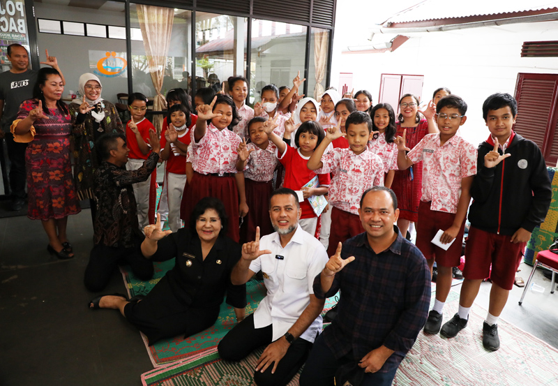 Wakil Gubernur Sumut Musa Rajekshah didampingi Bupati Karo Cory Sebayang foto bersama dengan yang lain saat mengunjungi Pojok Baca Taman Kota Kabanjahe, di Jambur Dekranasda, Komplek Kantor Camat Kabanjahe, Jalan Veteran Kabanjahe.