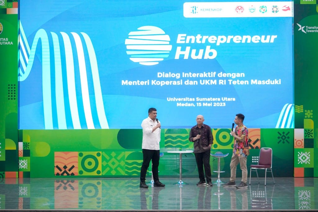 Wali Kota Medan Bobby Nasution saat menghadiri Dialog Interaktif dengan Menkop UMKM RI Teten Masduki di Auditorium USU, Senin (15/5/2023). (Dok/Kominfo Medan)