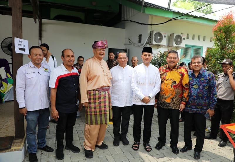 Wakil Gubernur Sumut Musa Rajekshah foto bersama dengan lainnya saat menghadiri acara Halalbihalal Relasi dan Kolega Unpab di Rumah Besar Universitas Pembangunan Panca Budi, Sabtu (13/5/2023). (Dok/Kominfo Sumut)