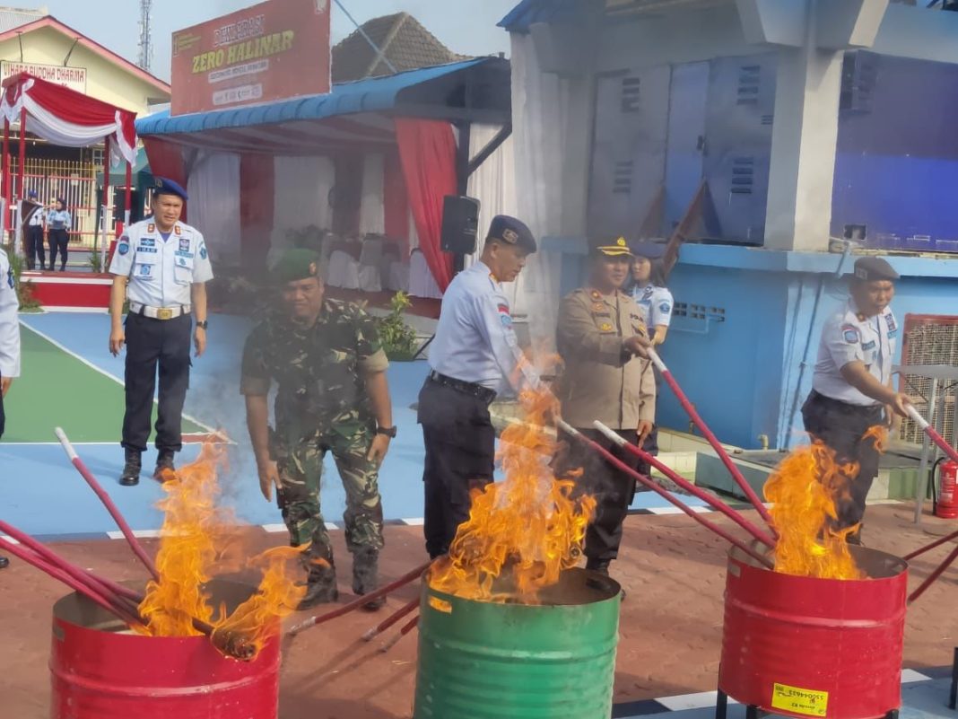 Kepala Lapas Kelas IIA Pancurbatu Haposan Silalahi AmdIP SSos mengikuti pemusnahan barang bukti hasil razia bersama yakni barang yang tidak seharusnya berada di dalam blok hunian Lapas/Rutan seperti, HP, senjata tajam material lainnya, Selasa (16/5/2023). (Foto Dok/Humas Lapas Pancurbatu)