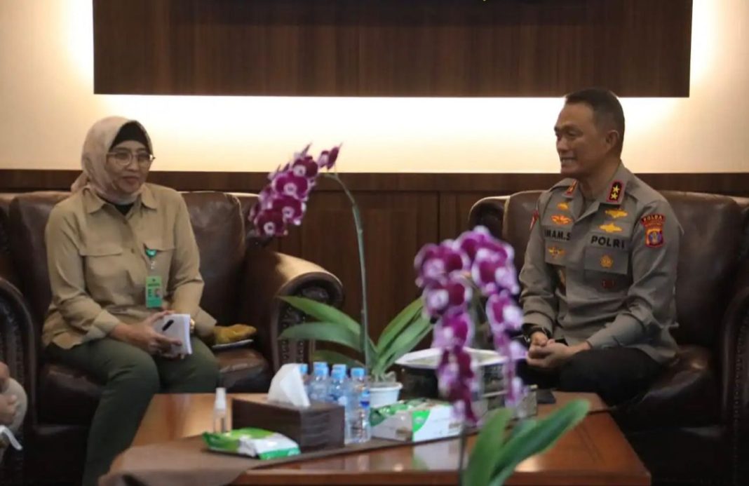 Sekretaris Ditjen Pengelolaan Daerah Aliran Sungai dan Rehabilitasi Hutan Ir Sri Handayaningsih MSc disambut Irjen Pol Imam di Ruang Kerja Kapolda Kaltim, Selasa (16/5/2023).