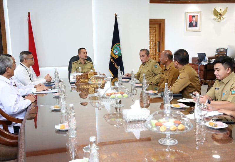 EVP Divisi Operasi dan Pemeliharaan Jalan Tol PT Hutama Karya Dwi Aryono Bayuaji menemui Wakil Gubernur Sumut Musa Rajekshah guna menyampaikan penyesuaian tarif Tol Medan-Binjai, mulai 19 Mei 2023 mendatang, di Kantor Gubernur Sumut, Jalan Diponegoro, Medan, Senin (15/5/2023). (Dok/Kominfo Sumut)