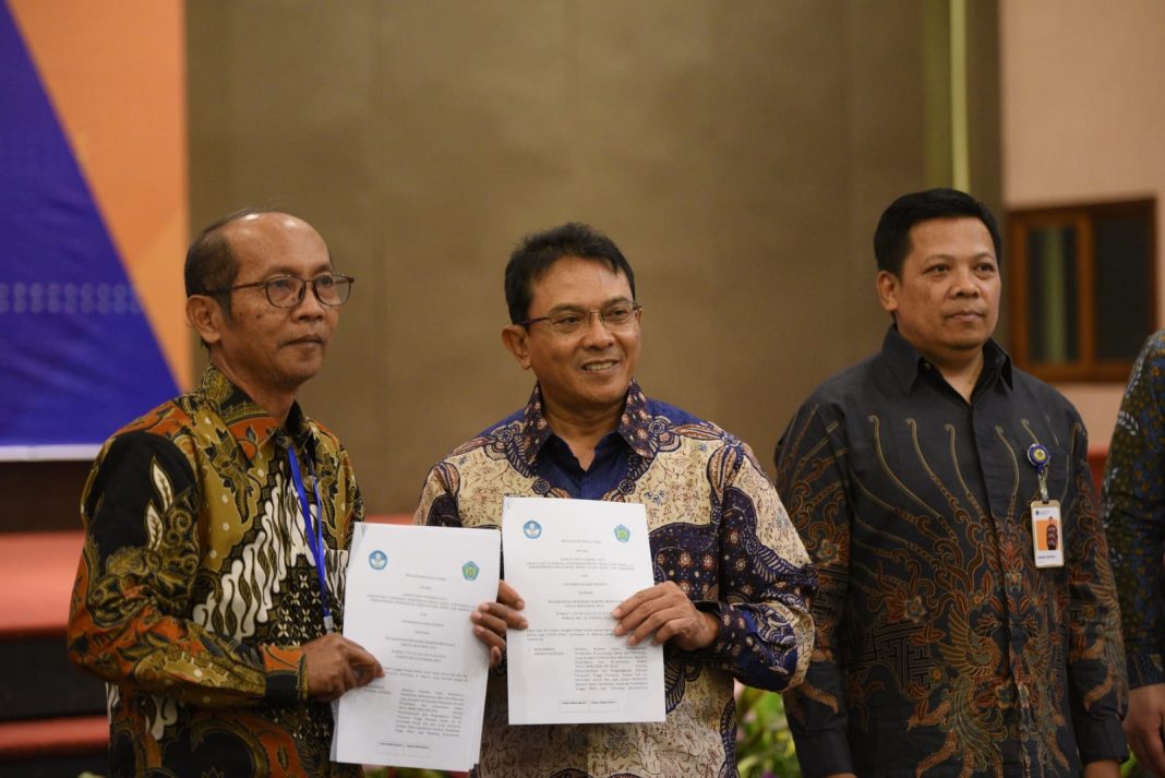 Pelaksanaan menandatangani perjanjian kerja sama pelaksanaan Program Praktisi Mengajar Angkatan 2 Tahun 2023, di Tangerang, Banten, Senin (15/5/2023). (Dok/Kemendikbudristek RI)