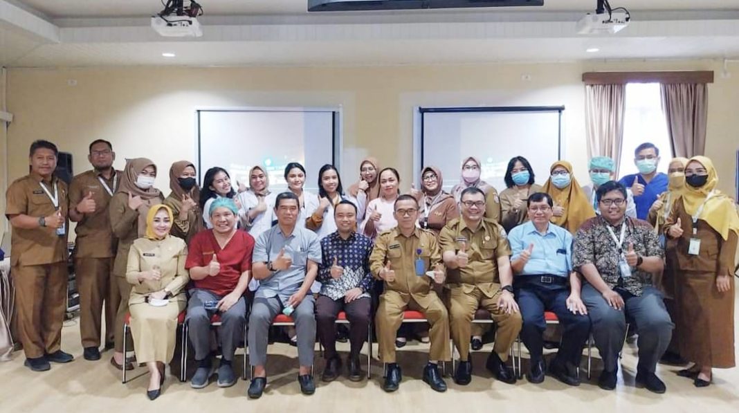 Direktur RSUD Drs H Amri Tambunan dr Hanif Fahri bersama Ketua Komkordik dr Asri Ludin Tambunan foto bersama dengan 15 dokter muda dan lainnya saat acara pelepasan di Lubukpakam, Senin (15/5/2023).