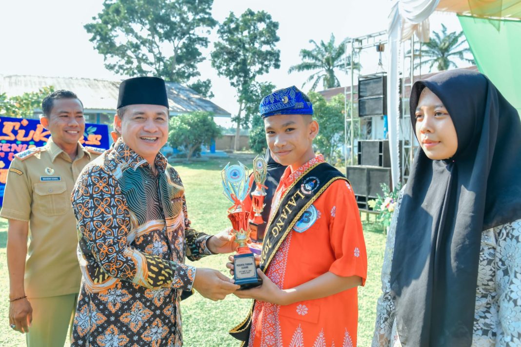 Bupati Batubara Zahir memberikan selamat kepada seluruh pelajar SMP N 1 Datuk Lima Puluh yang telah lulus, Selasa (16/5/2023). (Dok/Kominfo Batubara)