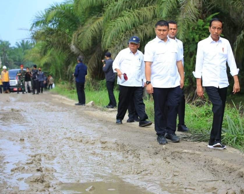 Presiden RI Jokowi dan Bupati Labura Hendri Yanto Sitorus serta lainnya meninjau jalan kabupaten yang rusak di Desa Sialangtaji, Kecamatan Kualuh Selatan, Rabu (17/5/2023). (Dok/Kominfo Labura)