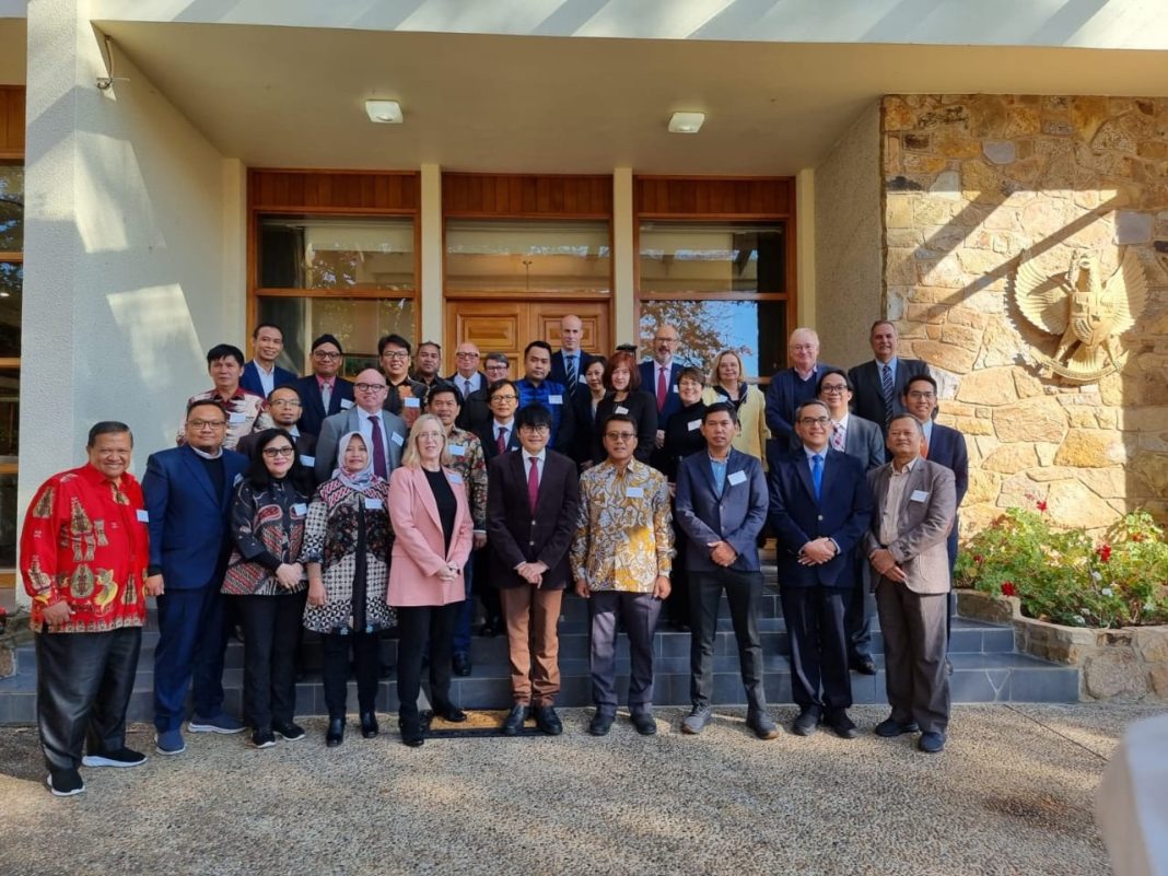 Perhimpunan fakultas hukum Indonesia dan Australia bertemu untuk pertama kalinya pada Senin (15/5/2023) dalam acara Legal Breakfast Network yang diselenggarakan KBRI Canberra di Canberra, Australia. (Dok/Kemendikbudristek RI)