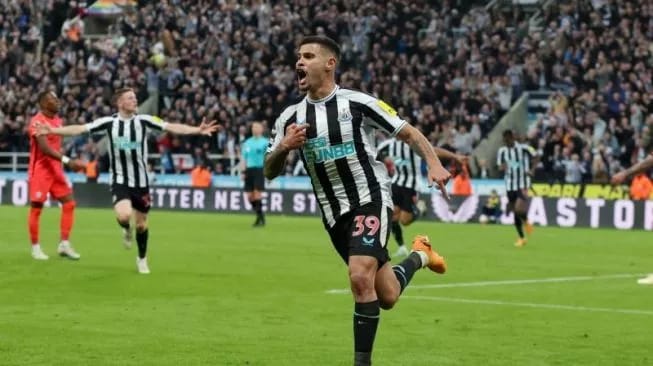 Selebrasi Bruno Guimaraes setelah mencetak gol keempat Newcastle United dalam pertandingan Liga Premier Inggris di St James Park, Jumat (19/5/2023) dini hari WIB.