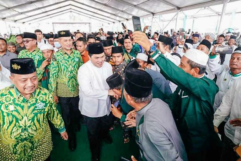 Menteri BUMN Erick Thohir sebagai tokoh NU dari GP Ansor dan Wakil Gubernur Sumut Musa Rajekshah saat memasuki perayaan menyambut 100 tahun Nahdlatul Ulama dan silahturahmi akbar di Pondok Pesantren Musthafawiyah Purba Baru, Mandailing Natal ,Kamis (18/5/2023). (Dok/PLN)