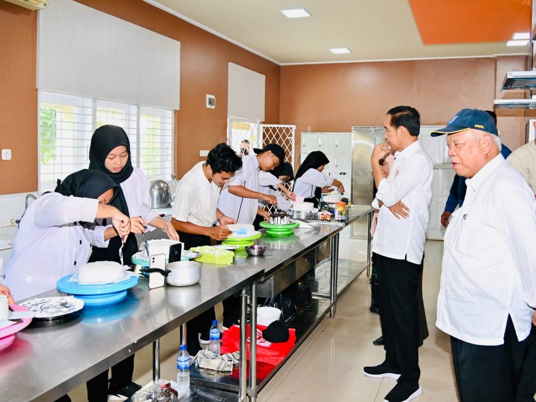 Presiden Joko Widodo menyaksikan kegiatan praktik para siswa di sekolah SMK 4 Kota Jambi pada 17 Mei 2023. (Dok/Kemdikbudristek RI)