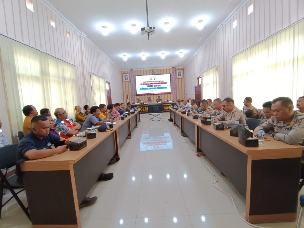 Kapolres Humbahas AKBP Hary Ardianto memimpin Rakor Antisipasi Penanganan dan Penanggulangan Terpadu Bencana bersama para stakeholder di Aula DP Silitonga Mapolres Humbahas, Jumat (19/5/2023). (Dok/Humas Polres)