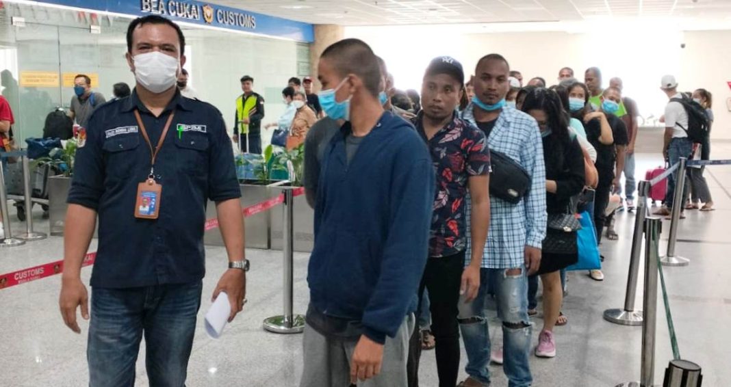 Petugas BP2MI Bandara Kualanamu menyambut dan mendata 33 PMI bermasalah yang dideportasi, di Bandara Kualanamu, Sabtu (20/5/2023). (Dok/BP2MI)