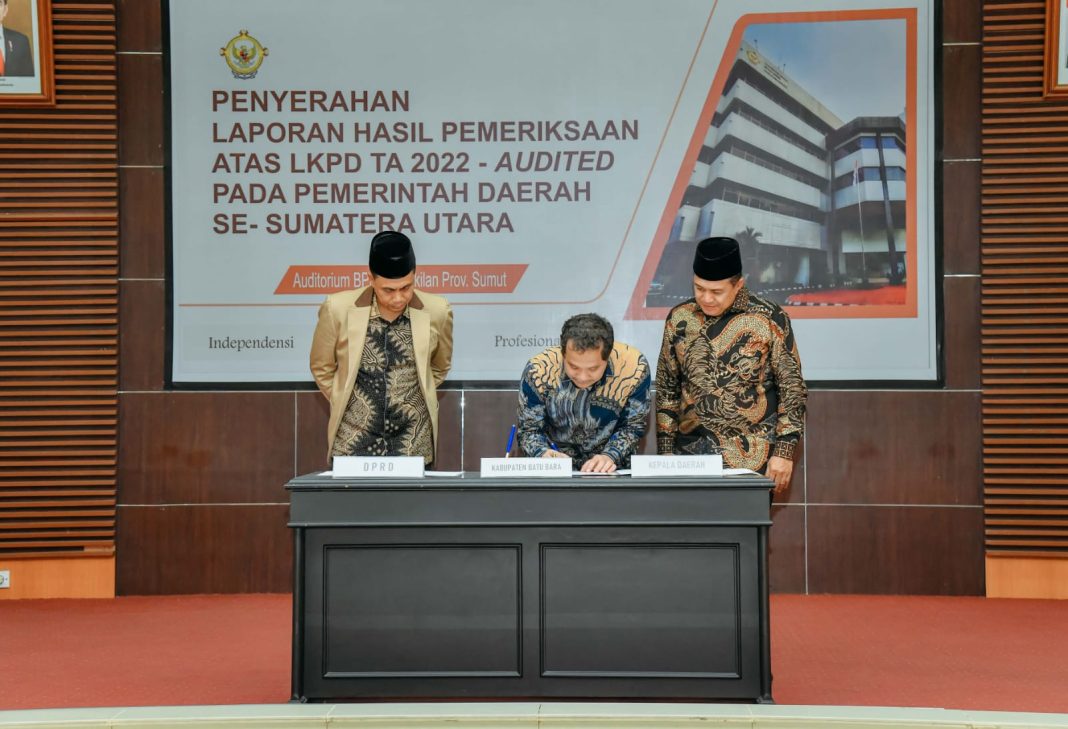 Penandatanganan berita acara dan kemudian penyerahan LHP LKPD Batubara tahun 2022 dari BPK RI kepada Pemkab Batubara, Jumat (19/5/2023). (Dok/Kominfo Batubara)