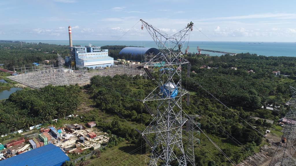 PLN UIP Sumbagut melakukan energize (pemberian tegangan) SUTET 275 kV Nagan Raya-Sigli Sirkit 1 (OPGW), Minggu (21/5/2023). (Dok/PLN)