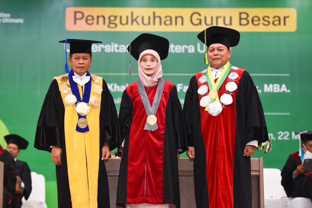 Rektor USU Prof Dr Muryanto Amin SSos MSi seusai mengukuhkan Guru Besar Tetap USU foto bersama dengan Prof Dr Khaira Amalia Fachrudin di Medan,Senin (22/5/2023). (Dok/USU)