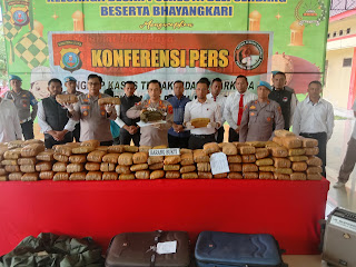 Kapolresta Deliserdang Kombes Pol Irsan Sinuhaji menunjukkan barang bukti ganja 273 Kg pada paparan di Maporesta Deliserdang, Senin (22/5/2023). (Foto Dok/ MPPDS)