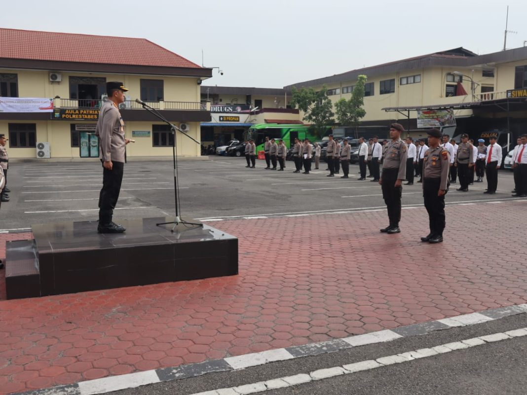 Kapolrestabes Medan Kombes Pol Valentino Alfa Tatareda SH SIK (kiri) saat memberikan pengarahan terhadap anggotanya di lapangan Mapolrestabes, Senin (22/5/2023).(Dok/Polrestabes Medan)