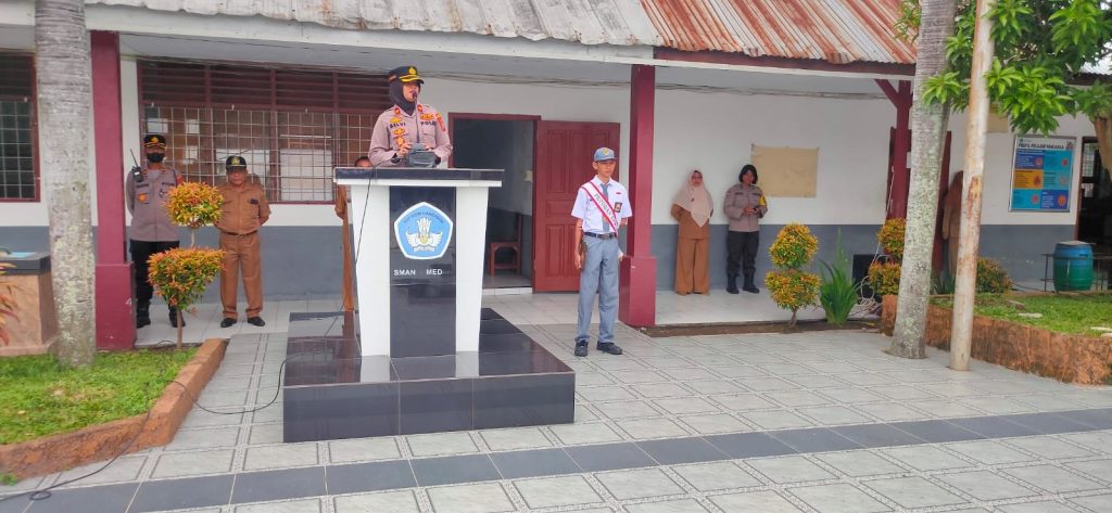 Kapolsek Medan Kota Kompol Selvitriansih SIK MH bertindak sebagai pembina upacara di SMAN 5 Medan pada kegiatan Goes To School, Senin (22/5/2023). (Dok/ Polsek Medan Kota)