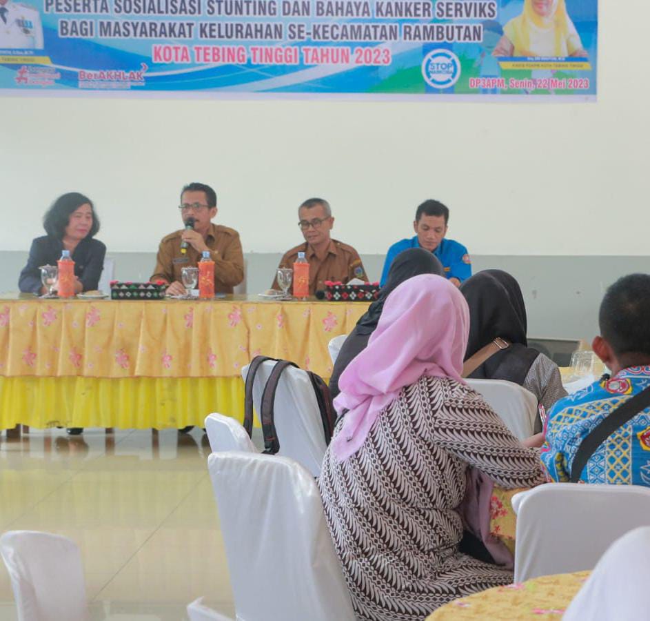 Plt Sekda Tebingtinggi Drs Bambang Sudaryono saat membuka sosialisasi stunting dan bahaya kanker serviks bagi masyarakat se Kota Tebingtinggi tahun 2023 di Aula Pondok Bagelen, Jalan Deblod Sundoro, Senin (22/5/2023). (Dok/Kominfo Tebingtinggi)