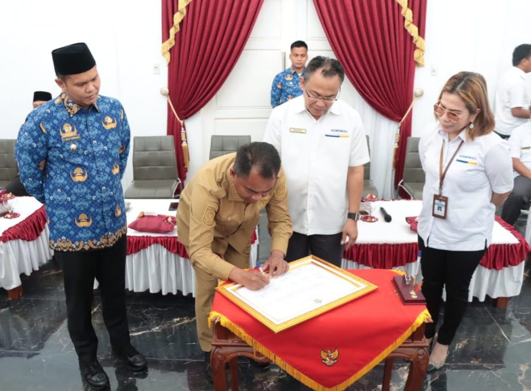 Bupati Sergai H Darma Wijaya menandatangani MoU disaksikan Kepala Kepala Kantor Wilayah DJPb Kementrian Keuangan Sumut Syaiful dan Wakil Bupati Sergai Adlin Tambunan, Senin (22/5/2023). (Dok/Kominfo Sergai)