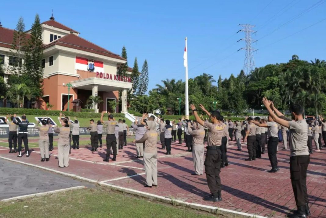 Polda Kaltim mengadakan senam AWS 3 bersama di halaman Apel Mapolda Kaltim dengan tujuan untuk menjaga stamina tubuh, Selasa (23/5/2023).