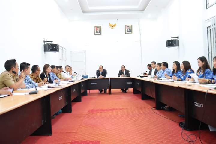 Bupati Humbahas, Dosmar Banjarnahor SE pimpin rakor konvergensi percepatan penurunan stunting di Kantor Bupati Humbahas, Bukit Inspirasi, Kecamatan Doloksanggul, Senin (22/5/2023). (Foto Dok/Kominfo Humbahas)