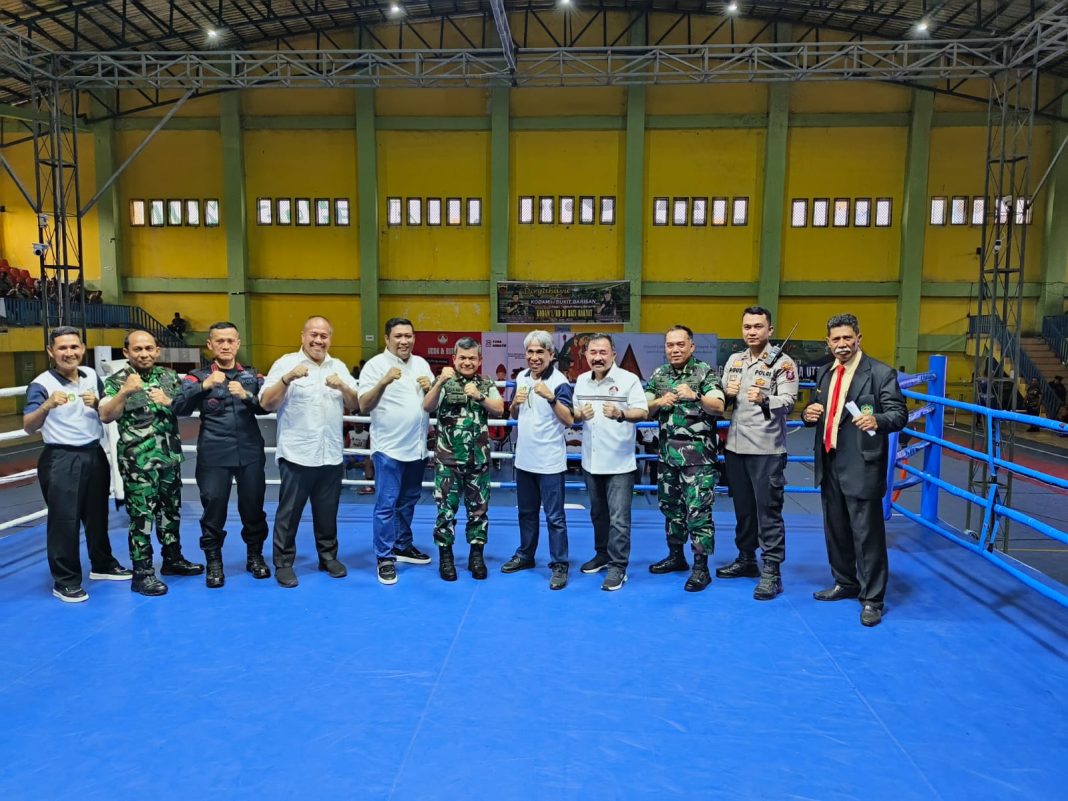 Ketum PP Pertina Mayjen TNI Purn Komaruddin Simanjuntak, Pangdam I/BB Mayjen TNI A Daniel Chardin SE MSi, Kolonel CPL Isariyanto, Kadispora Sumut H Baharuddin Siagian SH MSi, Ketua KONI Sumut John Ismadi Lubis, Ketua Pertina Sumut Sabam Parulian Parsaoran Manalu SE MAP, AKBP Junaidi dan Kapolsek Percut Sei Tuan Kompol M Agustiawan ST SIK MH foto bersama saat pembukaan Kejurwil Tinju Amatir se Sumut Piala Pangdam I/BB, di GOR Mini Dispora Sumut, Senin (22/5/2023). (Dok/Polsek Percut Sei Tuan)