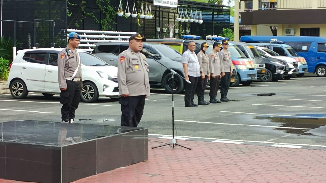 Kasubbag Bin Ops Bag Ops Polrestabes Medan Kompol H Gunawan Simatupang saat memimpin apel di Mapolrestabes, Selasa (23/5/2023). (Dok/Polrestabes Medan)