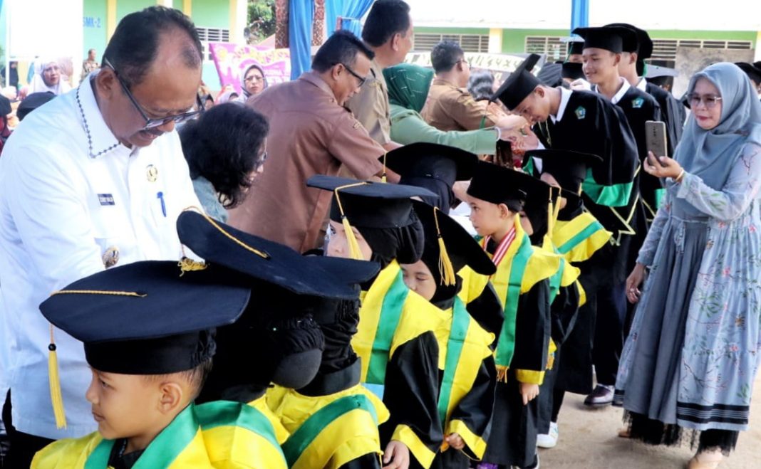 Wakil Bupati Simalungun Zonny Waldi memberi salam kepada anak didik yang wisuda purna siswa TK di Bandar, Selasa (23/5/2023). (Dok/Kominfo Simalungun)